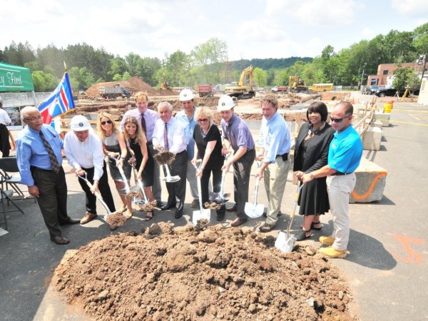 Breaking ground on new 500-space parking garage at South Mountain Recreation Complex. (from left) Essex County Deputy Chief of Staff William Payne, West Orange Councilman Jerry Guarino, Essex County Recreation and Open Space Trust Fund Advisory Board President Lori Tanner, Lorrie Sciabarasi and Greg Comito from Greg Comito and Associates, Essex County Sheriff Armando Fontoura, Freeholder Vice President Patricia Sebold, Freeholder Leonard Luciano, Essex County Turtle Back Zoo Director Brint Spencer, Assemblywoman Sheila Oliver and Donald Dinallo from Terminal Construction. (Photo by Glen Frieson) 