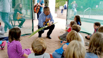 TSTI Rabbi Daniel Cohen spoke about Sukkot to children and parents